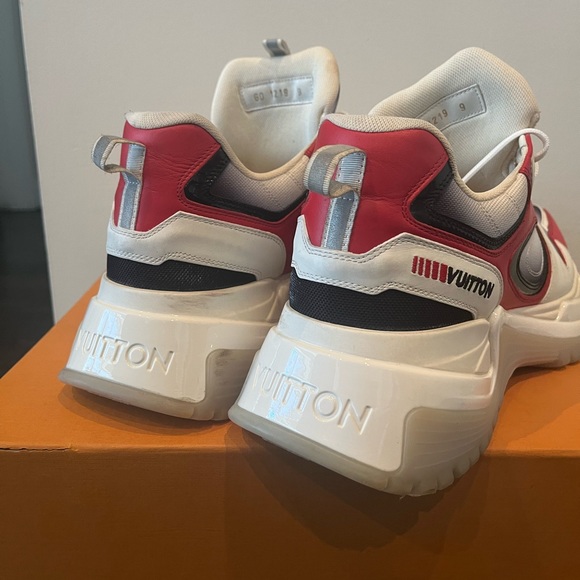 Men's Louis Vuitton Sneakers - Picture 4 of 8